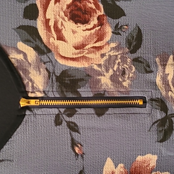 MODERN ATTRACTION WOMENS PLUS SIZE SLEEVELESS BLUE FLORAL V-NECK TOP SIZE 2X - Picture 6 of 15